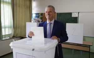 Foto: Dženan Kriještorac / Radiosarajevo.ba / Fahrudin Radončić glasao je na biračkom mjestu u Semizovcu